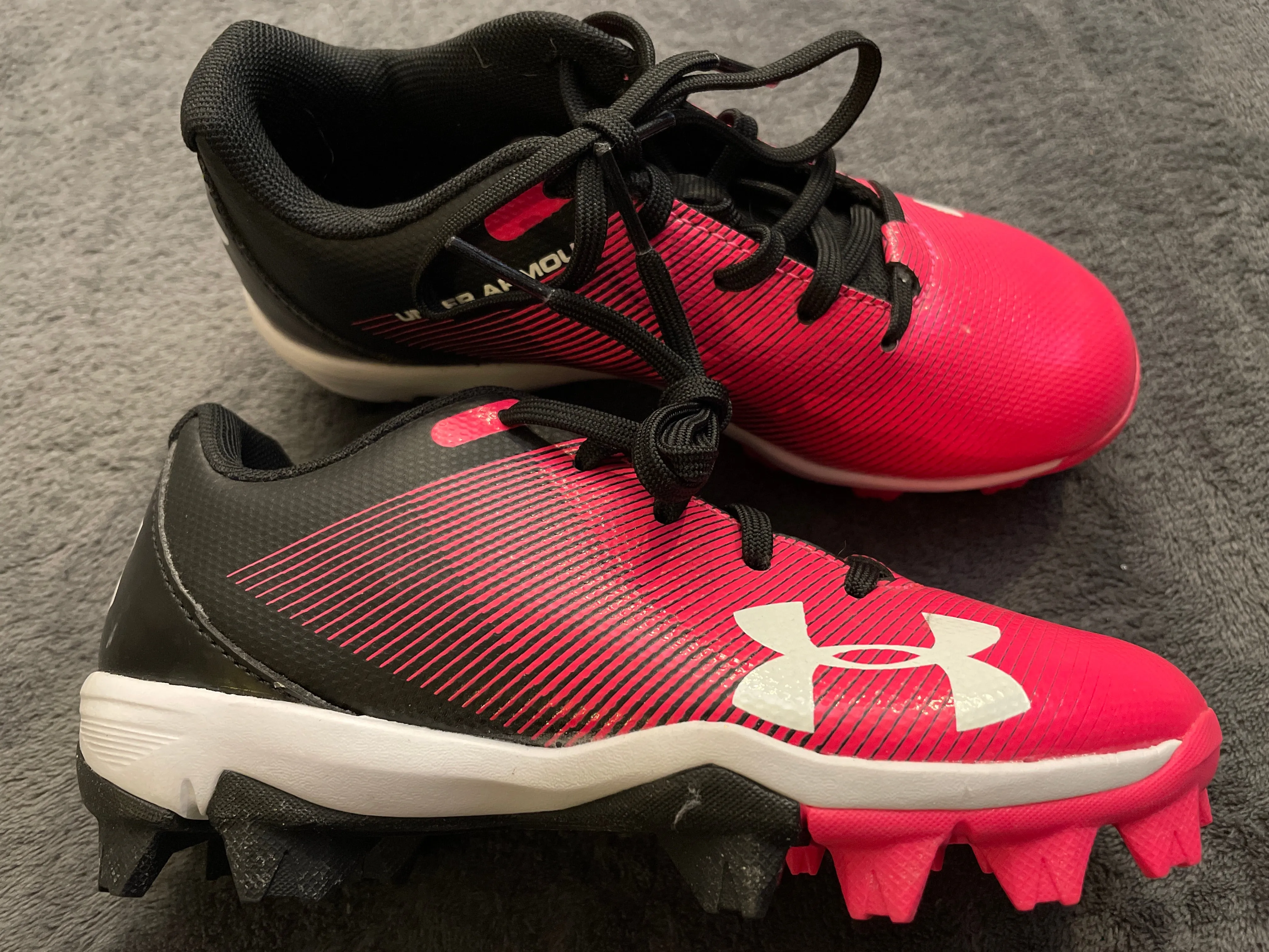 like new! pink under armour softball cleat - size Shoes:      13 & 13.5 (Little Kid)
