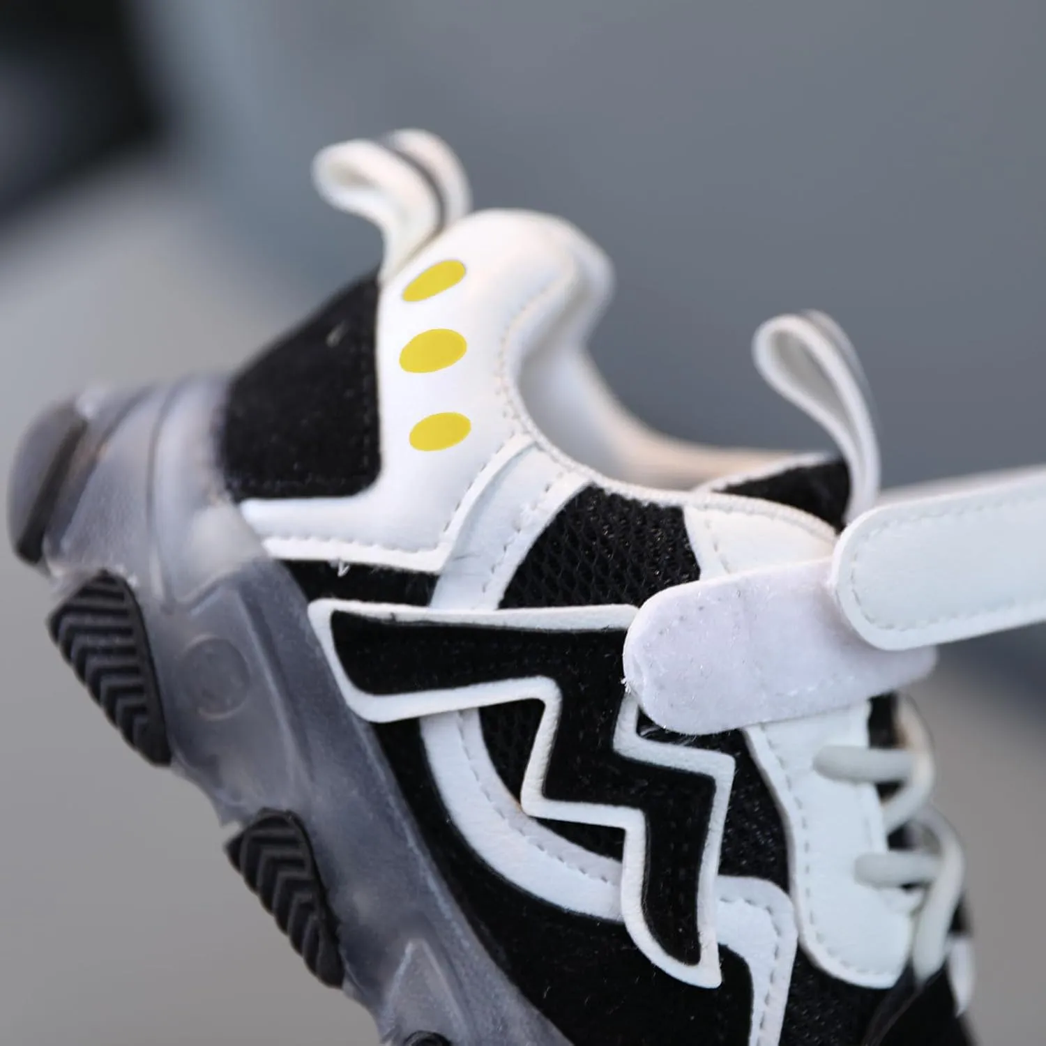 Sneakers for Girls Light Up Running Shoes with Hook and Loop Lightweight Breathable Anti-Slip LED Flashing Sneakers for Kids