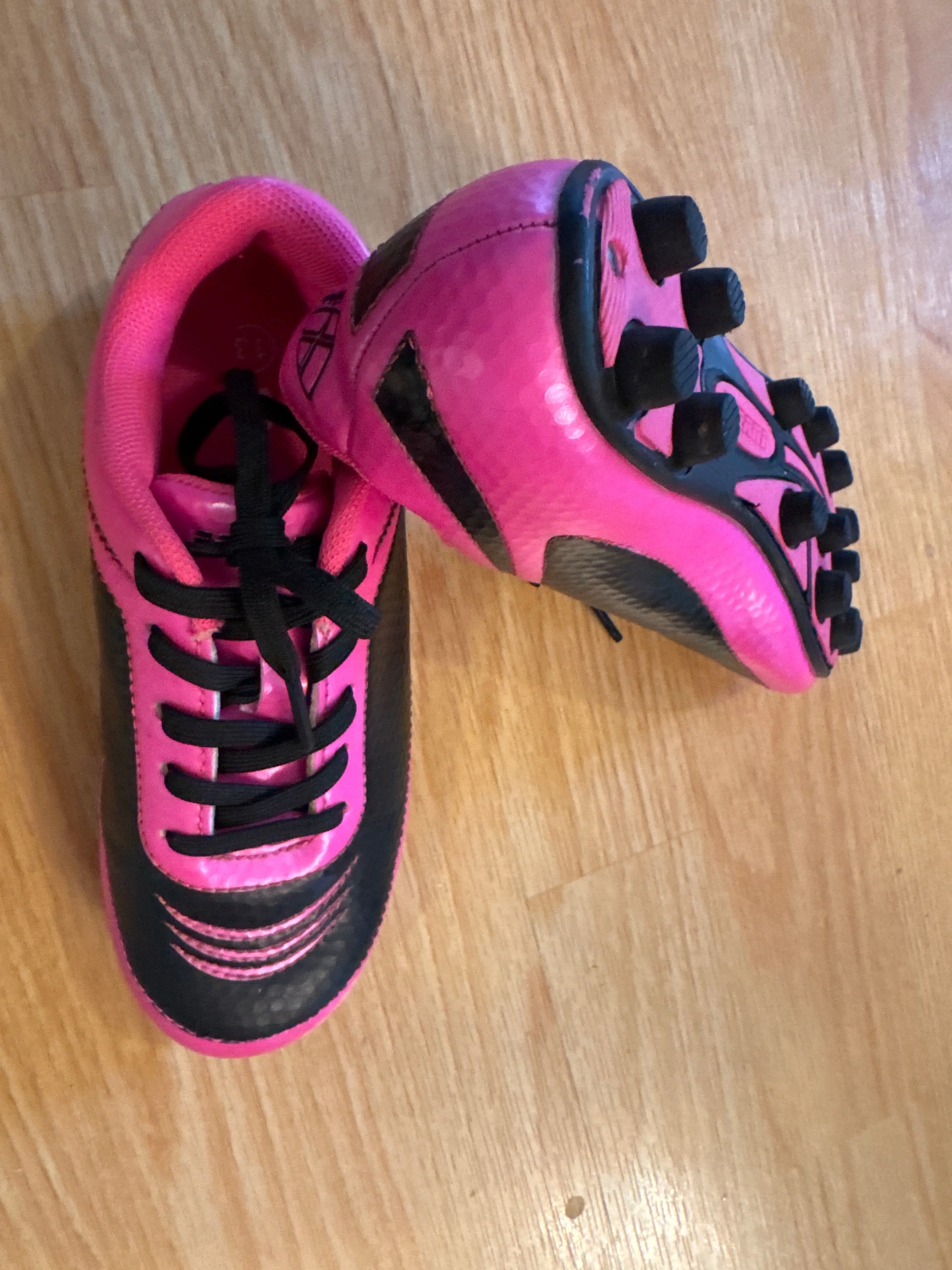 VIZARI   SOCCER CLEATS Pink & Black - size Shoes:      13 & 13.5 (Little Kid)
